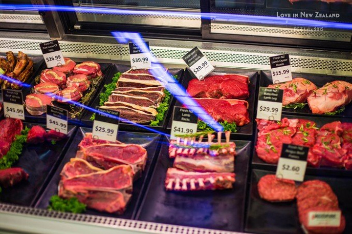 百货超市的新鲜肉类，品质、选择和消费者信任的象征