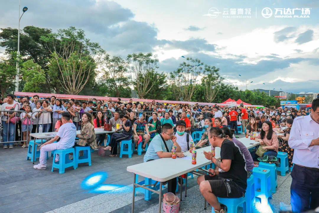 百货批发市场，人潮拥挤的繁华盛景