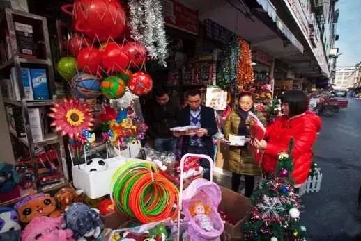 百货批发市场店铺，繁荣商贸活动中的微观观察