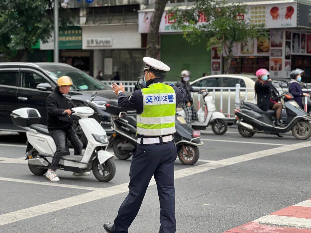 百货超市入口，人与商品的交汇点